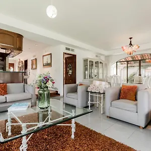 https://casa-real-increible-villa-sobre-la-laguna.quintano-roohotels.com